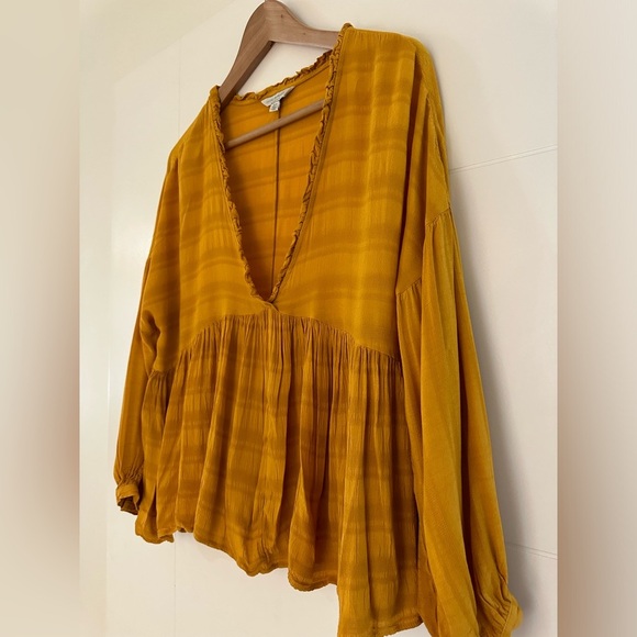 🛍️ $5 SALE Lucky Brand Flowy Top, size small but can fit medium. - Picture 3 of 6